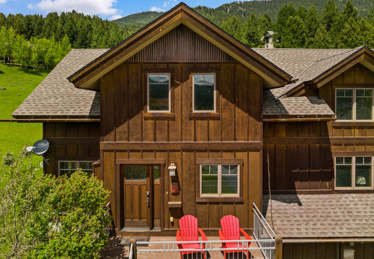 House in Big Sky - Escape to Big Sky with this Relaxing Retreat
