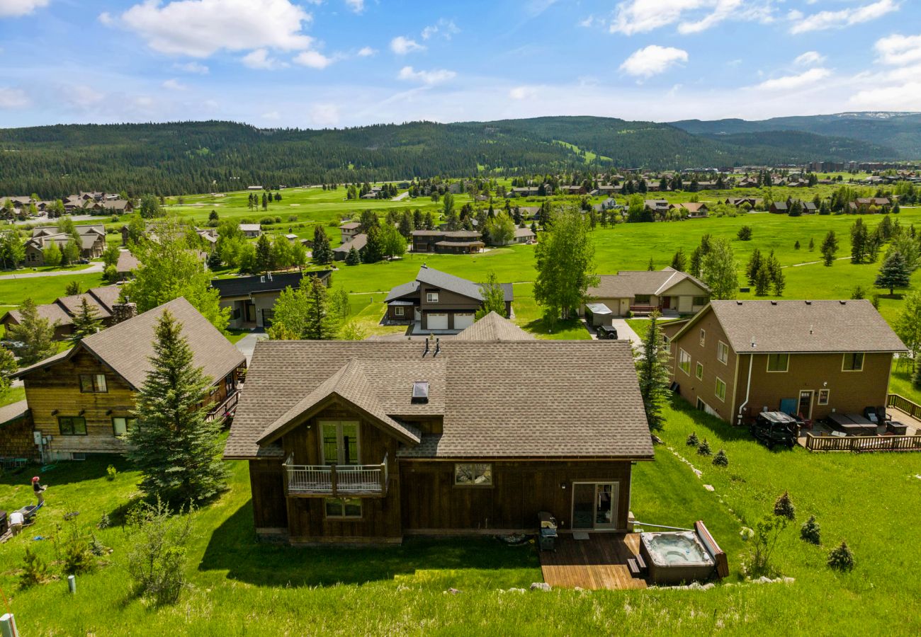 House in Big Sky - Escape to Big Sky with this Relaxing Retreat