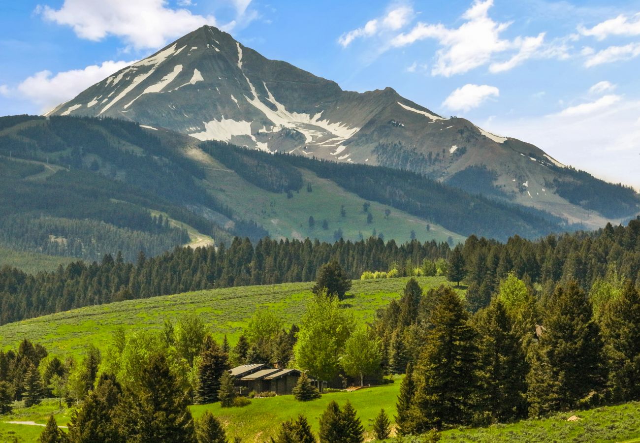 House in Big Sky - Escape to Big Sky with this Relaxing Retreat