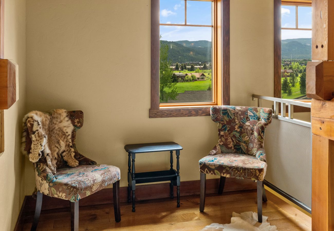 House in Big Sky - Escape to Big Sky with this Relaxing Retreat