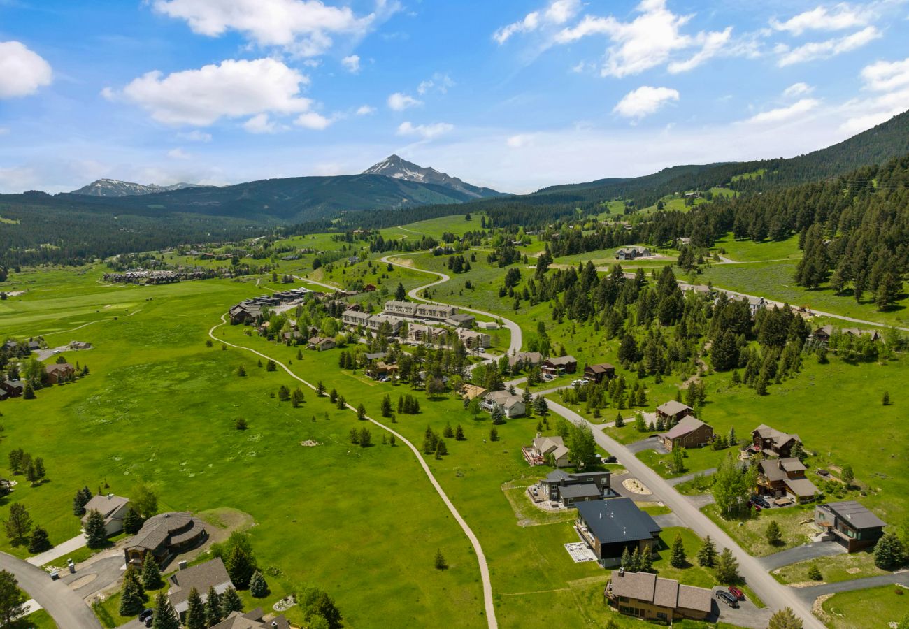 House in Big Sky - Escape to Big Sky with this Relaxing Retreat