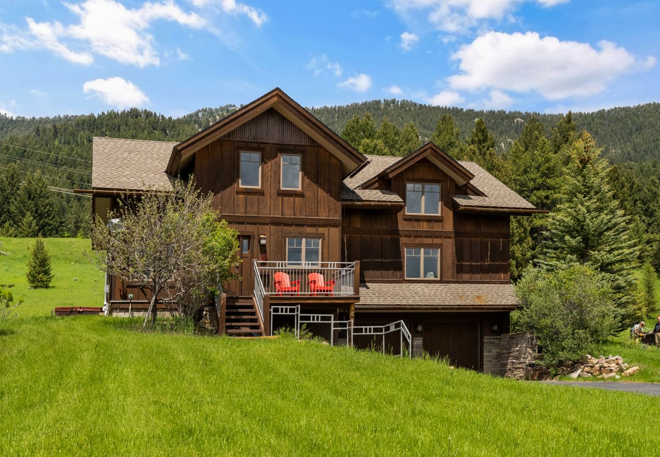 House in Big Sky - Escape to Big Sky with this Relaxing Retreat