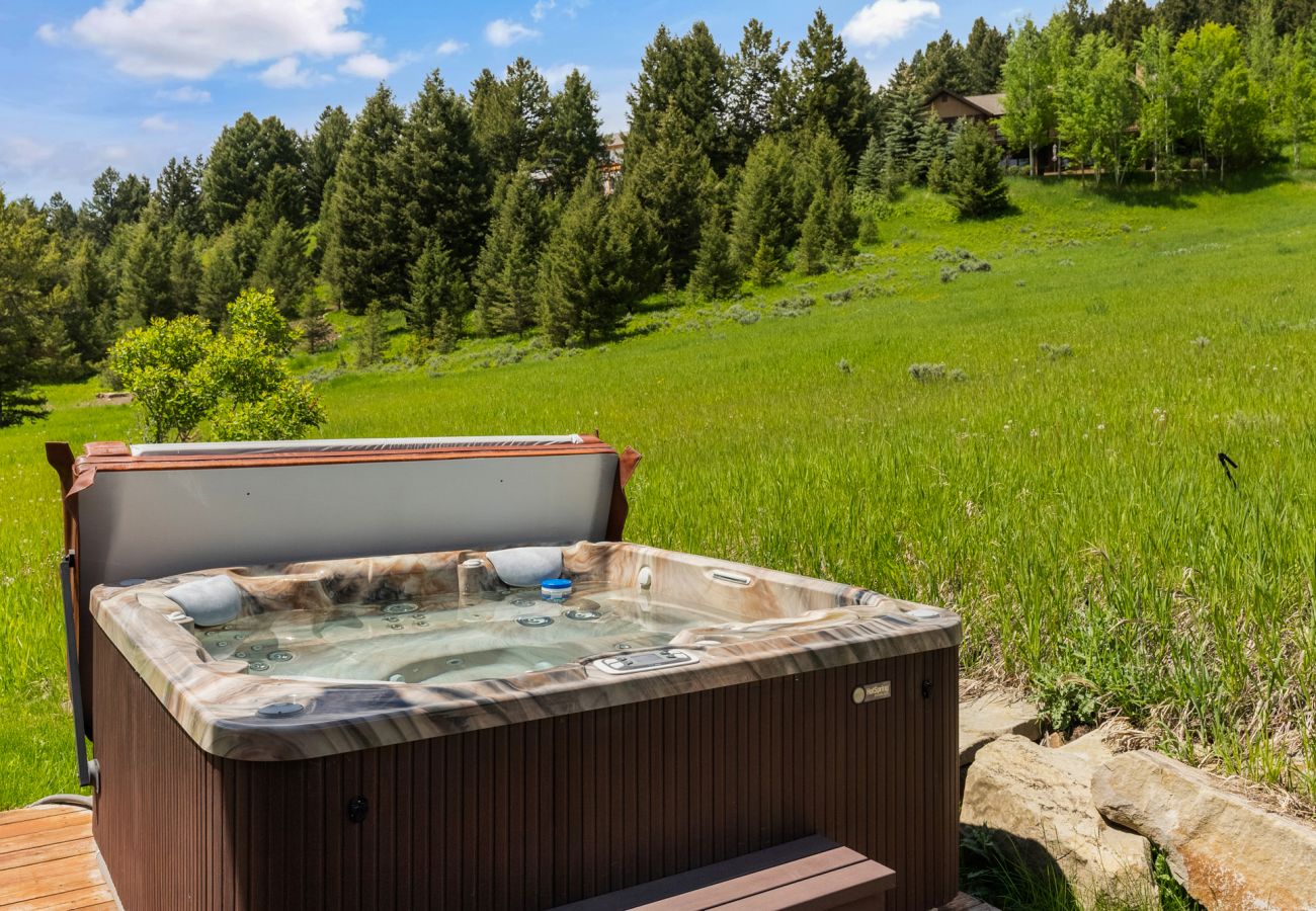 House in Big Sky - Escape to Big Sky with this Relaxing Retreat