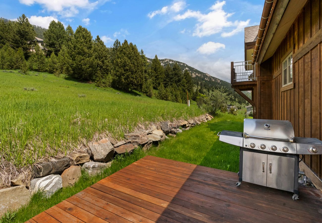 House in Big Sky - Escape to Big Sky with this Relaxing Retreat