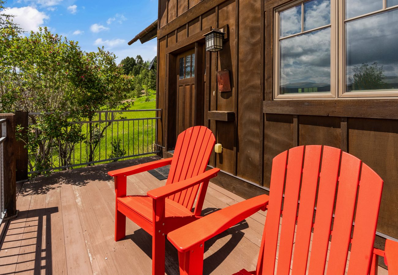 House in Big Sky - Escape to Big Sky with this Relaxing Retreat