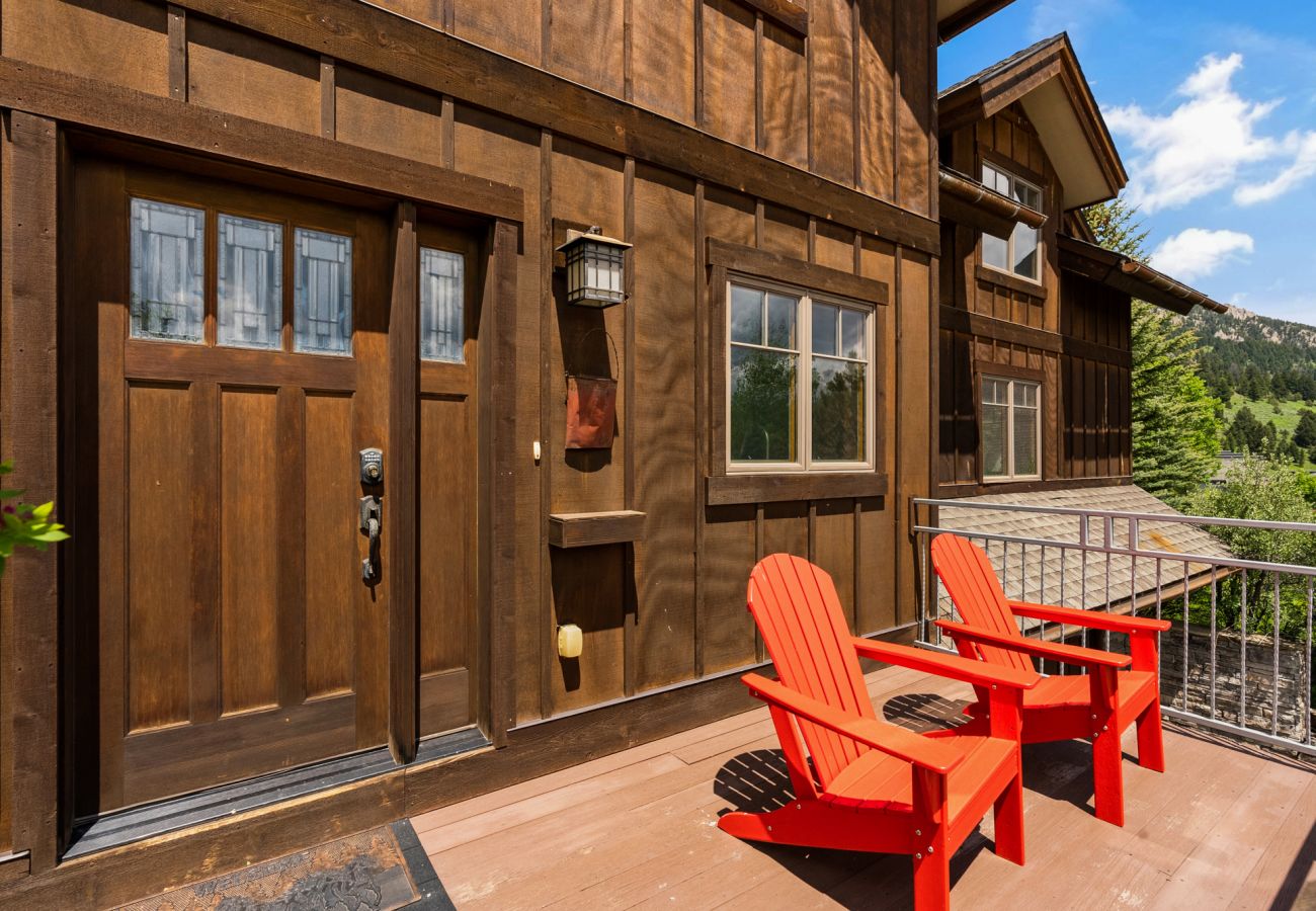 House in Big Sky - Escape to Big Sky with this Relaxing Retreat
