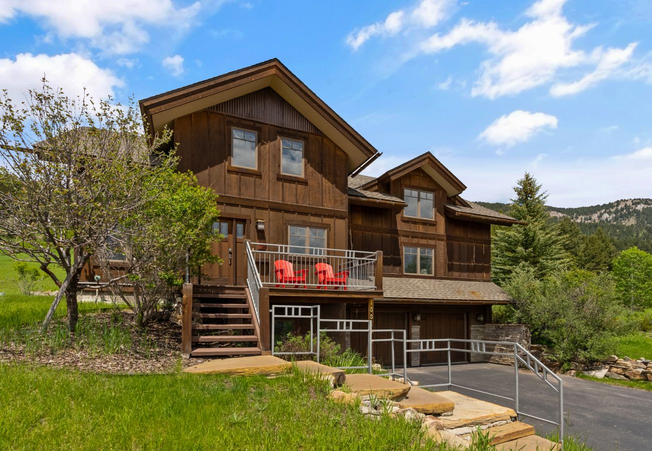 House in Big Sky - Escape to Big Sky with this Relaxing Retreat