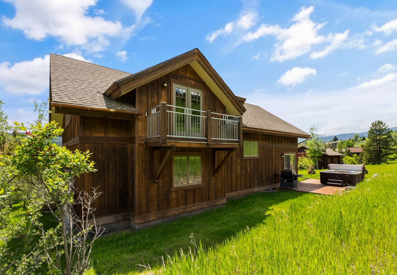 House in Big Sky - Escape to Big Sky with this Relaxing Retreat
