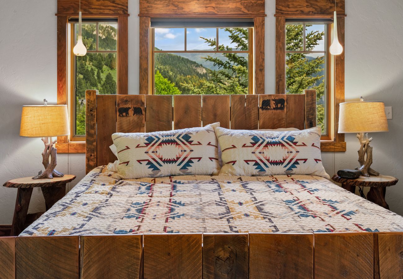 House in Big Sky - Escape to Big Sky with this Relaxing Retreat