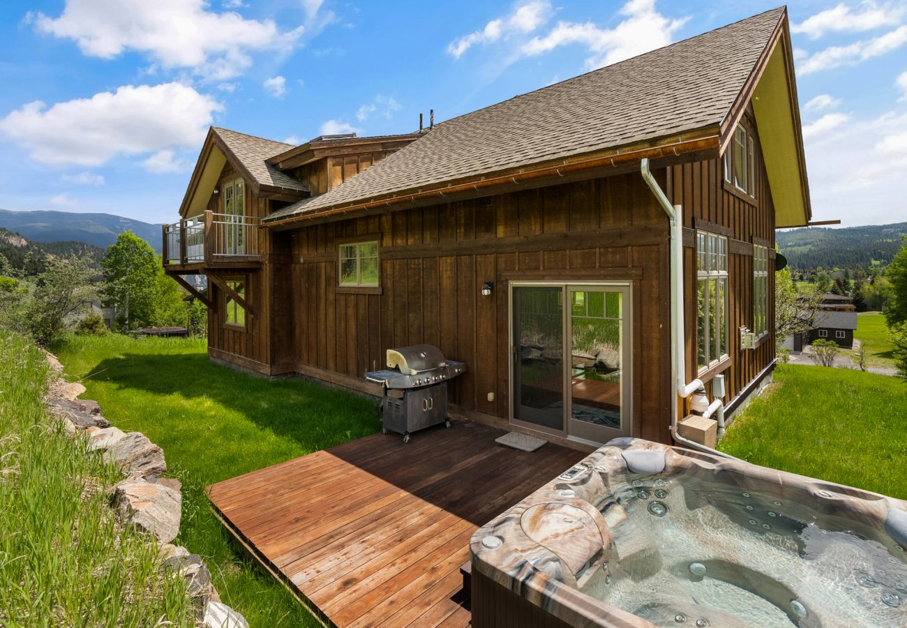 House in Big Sky - Escape to Big Sky with this Relaxing Retreat