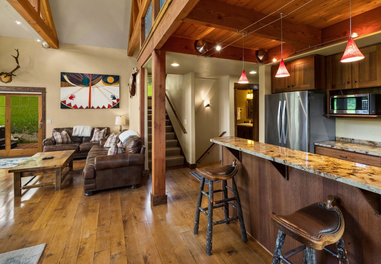 House in Big Sky - Escape to Big Sky with this Relaxing Retreat
