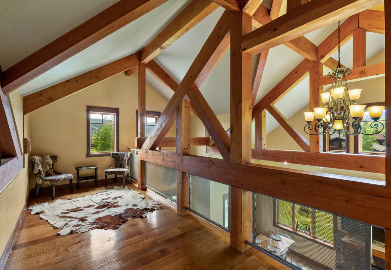 House in Big Sky - Escape to Big Sky with this Relaxing Retreat