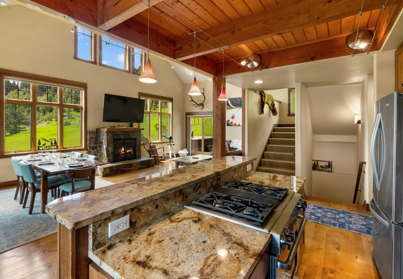 House in Big Sky - Escape to Big Sky with this Relaxing Retreat
