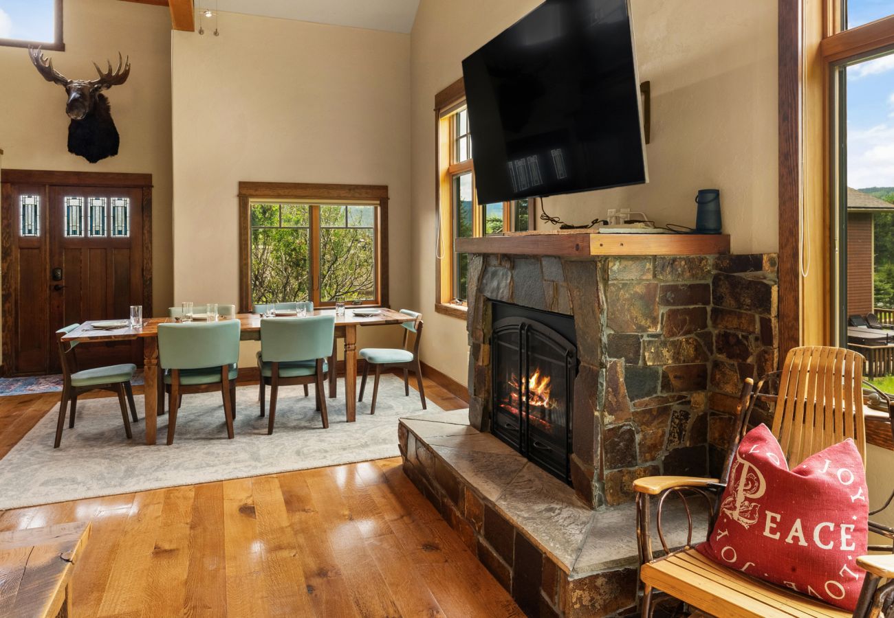 House in Big Sky - Escape to Big Sky with this Relaxing Retreat