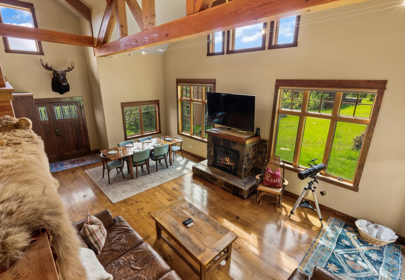 House in Big Sky - Escape to Big Sky with this Relaxing Retreat