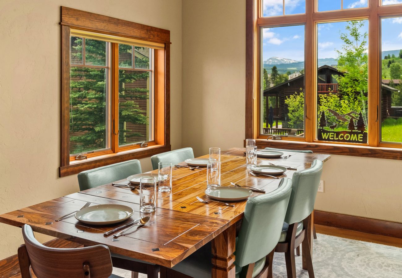 House in Big Sky - Escape to Big Sky with this Relaxing Retreat