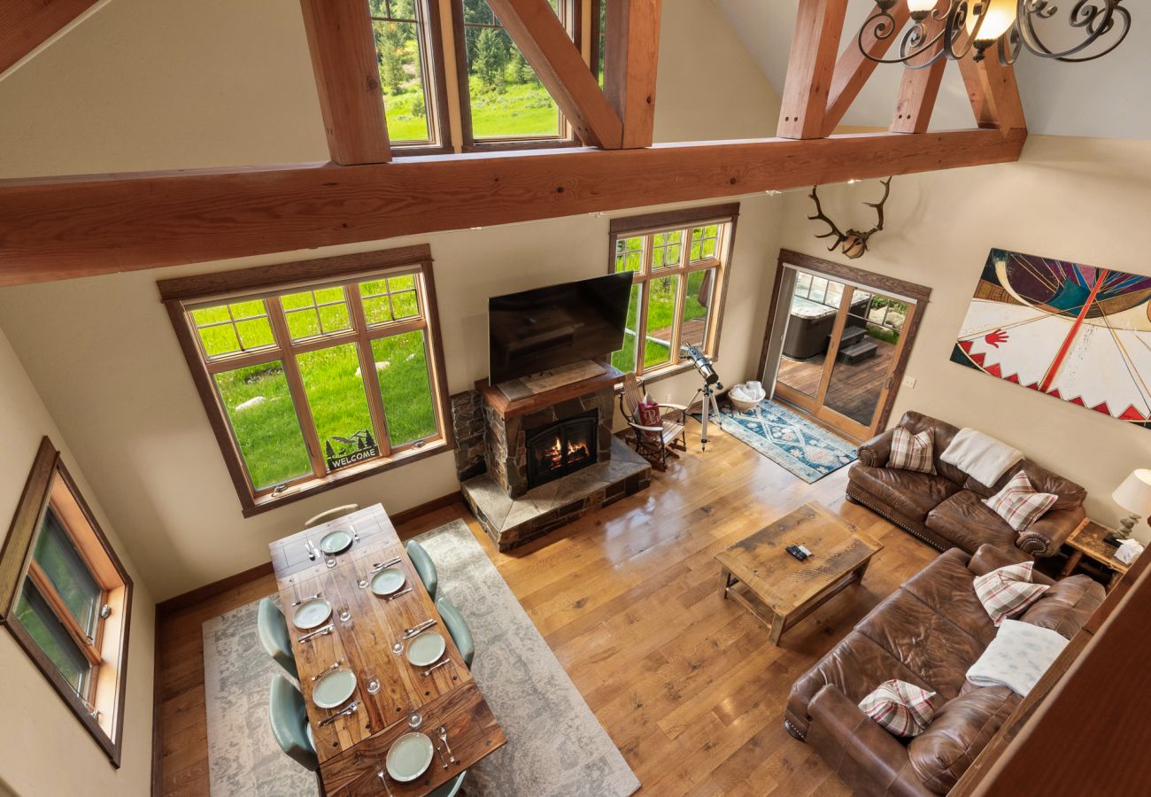 House in Big Sky - Escape to Big Sky with this Relaxing Retreat