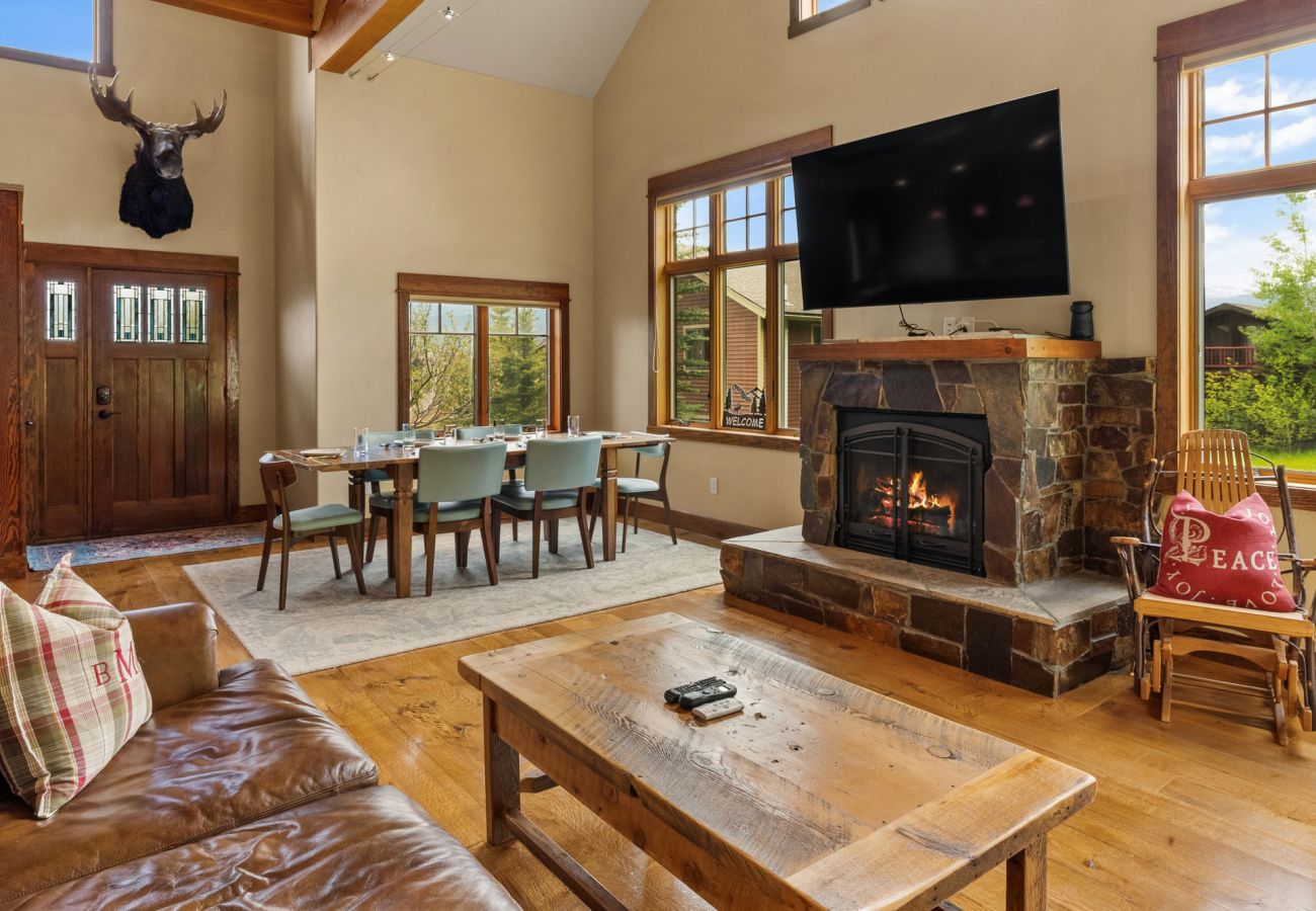 House in Big Sky - Escape to Big Sky with this Relaxing Retreat