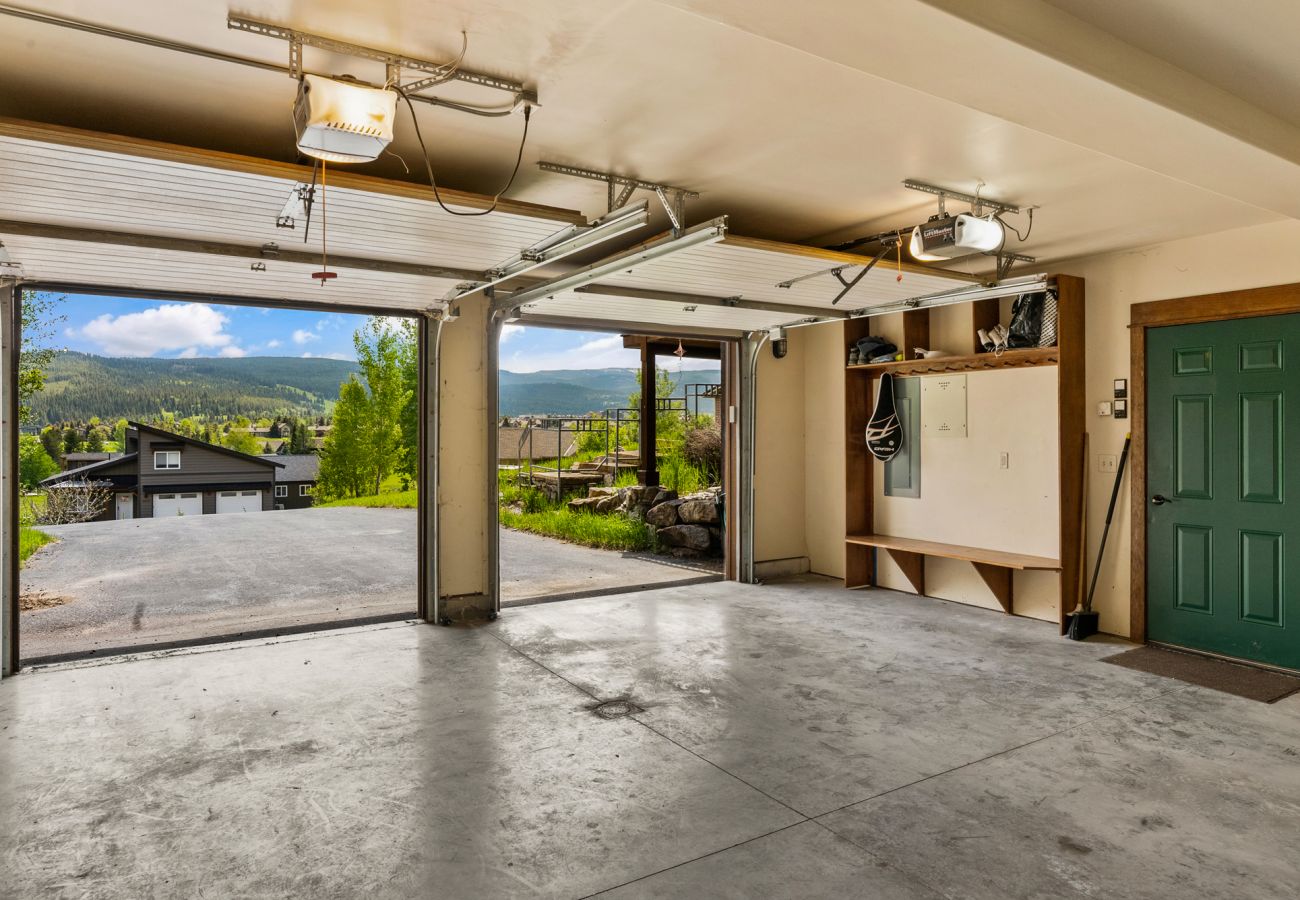 House in Big Sky - Escape to Big Sky with this Relaxing Retreat