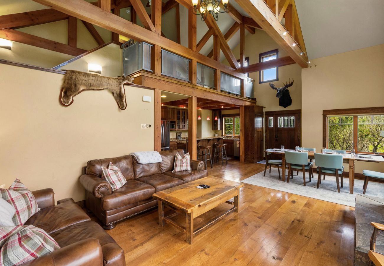 House in Big Sky - Escape to Big Sky with this Relaxing Retreat