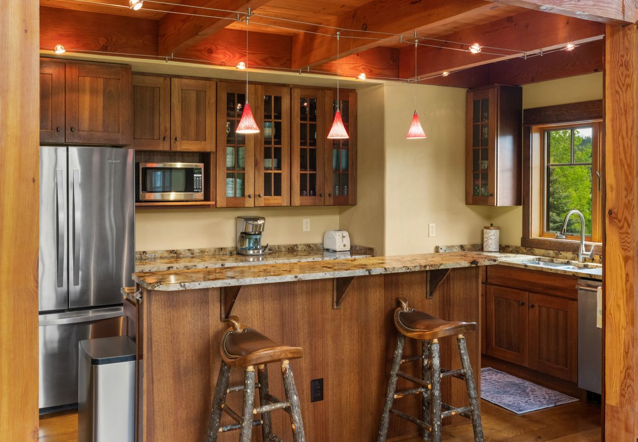 House in Big Sky - Escape to Big Sky with this Relaxing Retreat