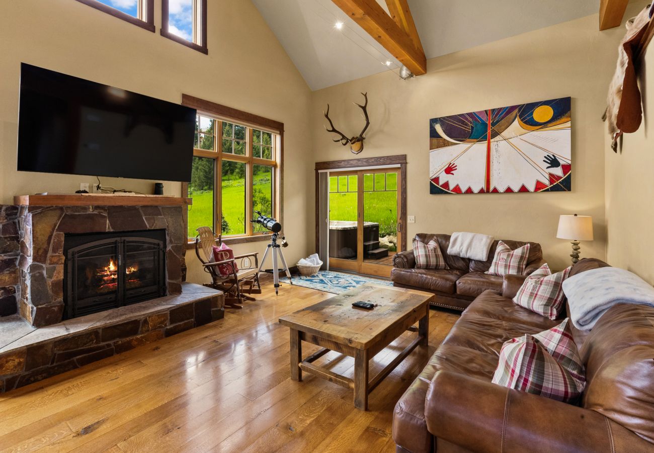 House in Big Sky - Escape to Big Sky with this Relaxing Retreat