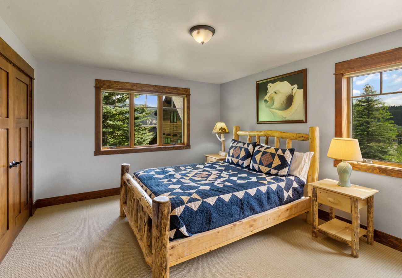 House in Big Sky - Escape to Big Sky with this Relaxing Retreat