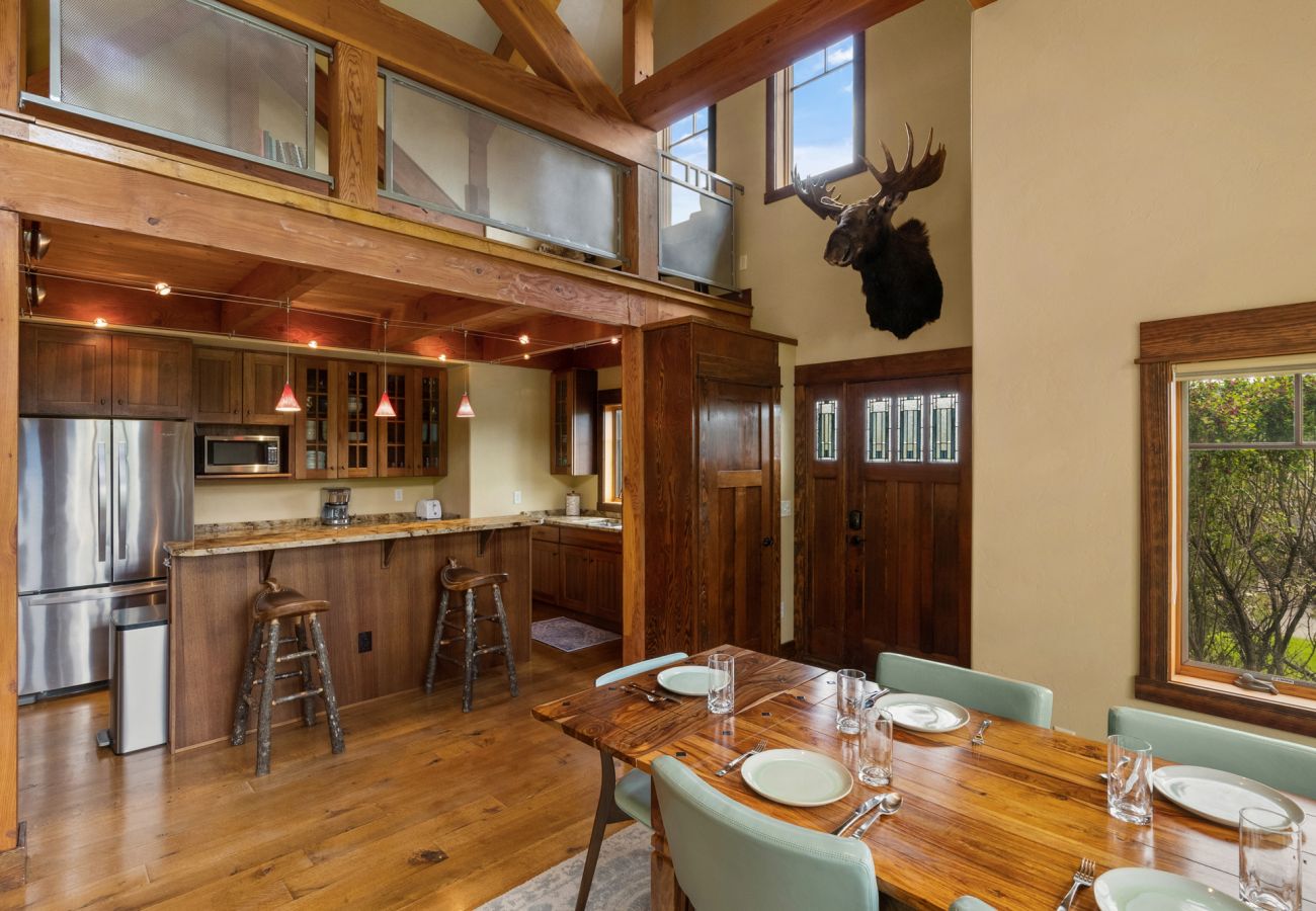 House in Big Sky - Escape to Big Sky with this Relaxing Retreat