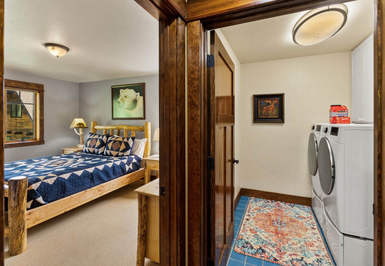 House in Big Sky - Escape to Big Sky with this Relaxing Retreat