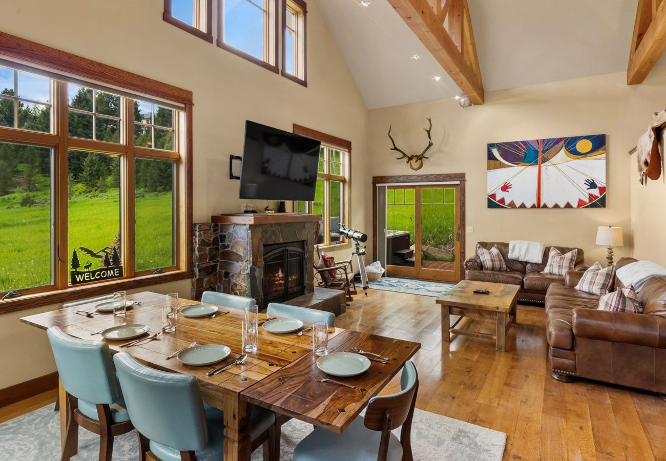 House in Big Sky - Escape to Big Sky with this Relaxing Retreat