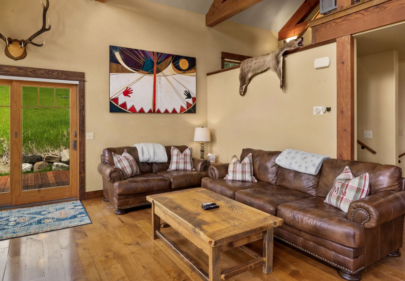 House in Big Sky - Escape to Big Sky with this Relaxing Retreat