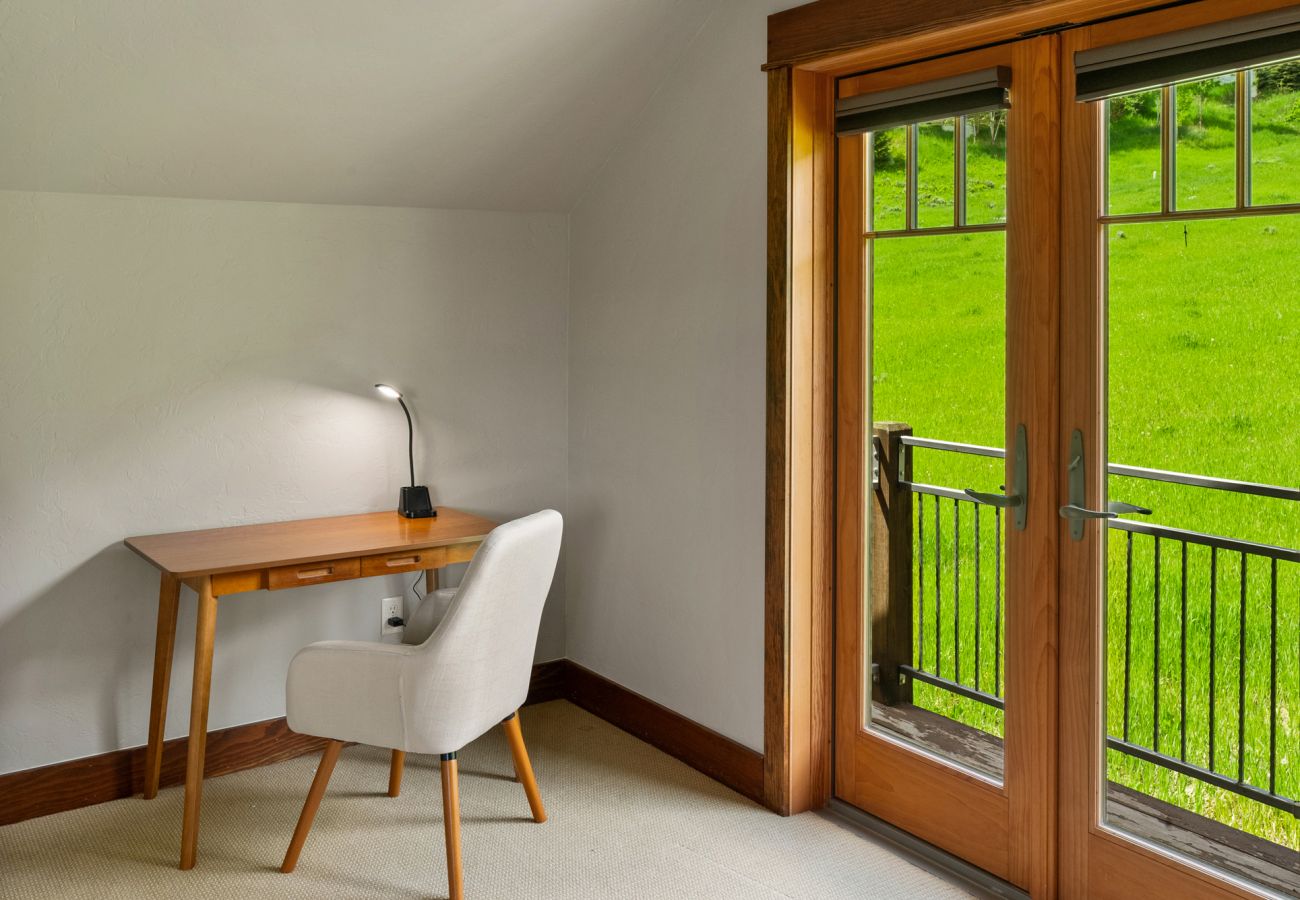 House in Big Sky - Escape to Big Sky with this Relaxing Retreat