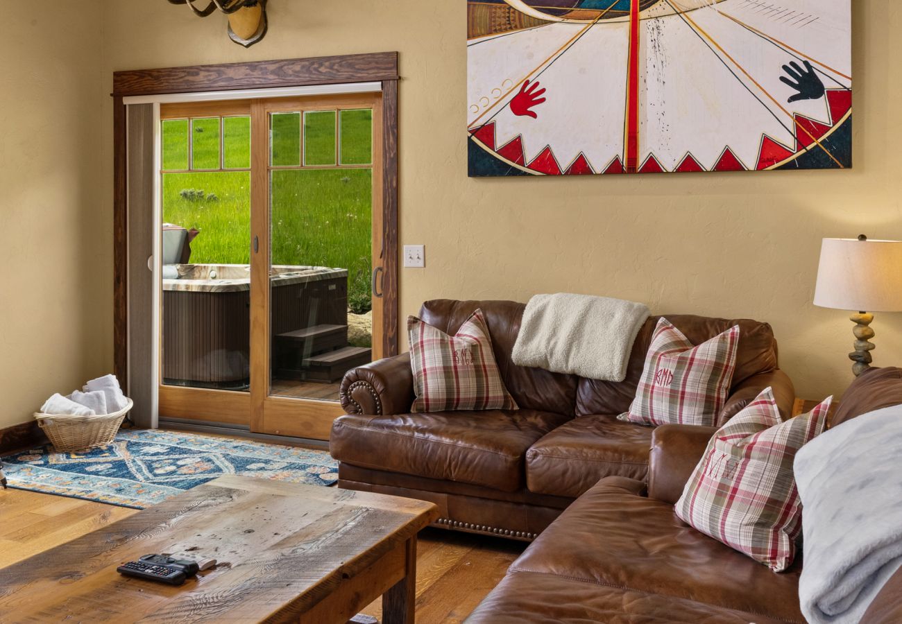 House in Big Sky - Escape to Big Sky with this Relaxing Retreat