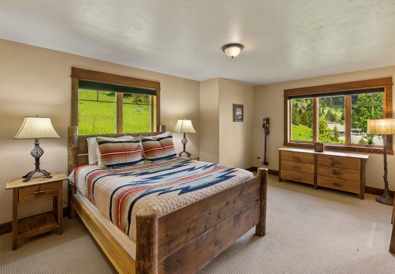 House in Big Sky - Escape to Big Sky with this Relaxing Retreat