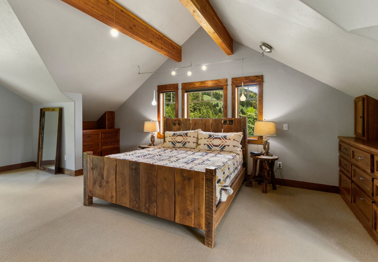 House in Big Sky - Escape to Big Sky with this Relaxing Retreat