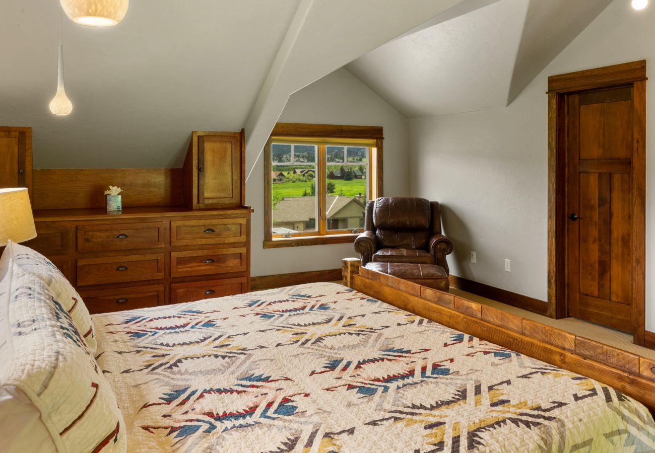 House in Big Sky - Escape to Big Sky with this Relaxing Retreat
