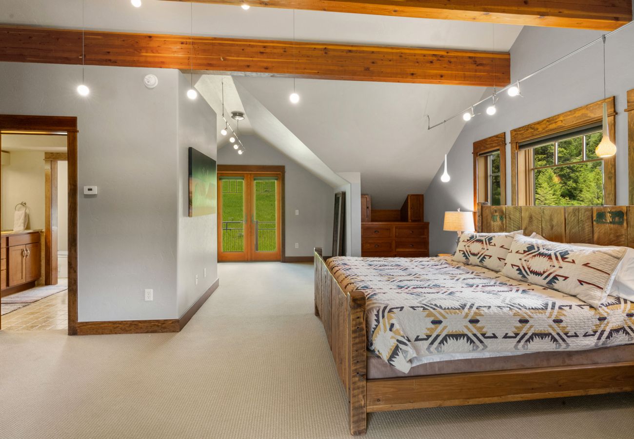 House in Big Sky - Escape to Big Sky with this Relaxing Retreat