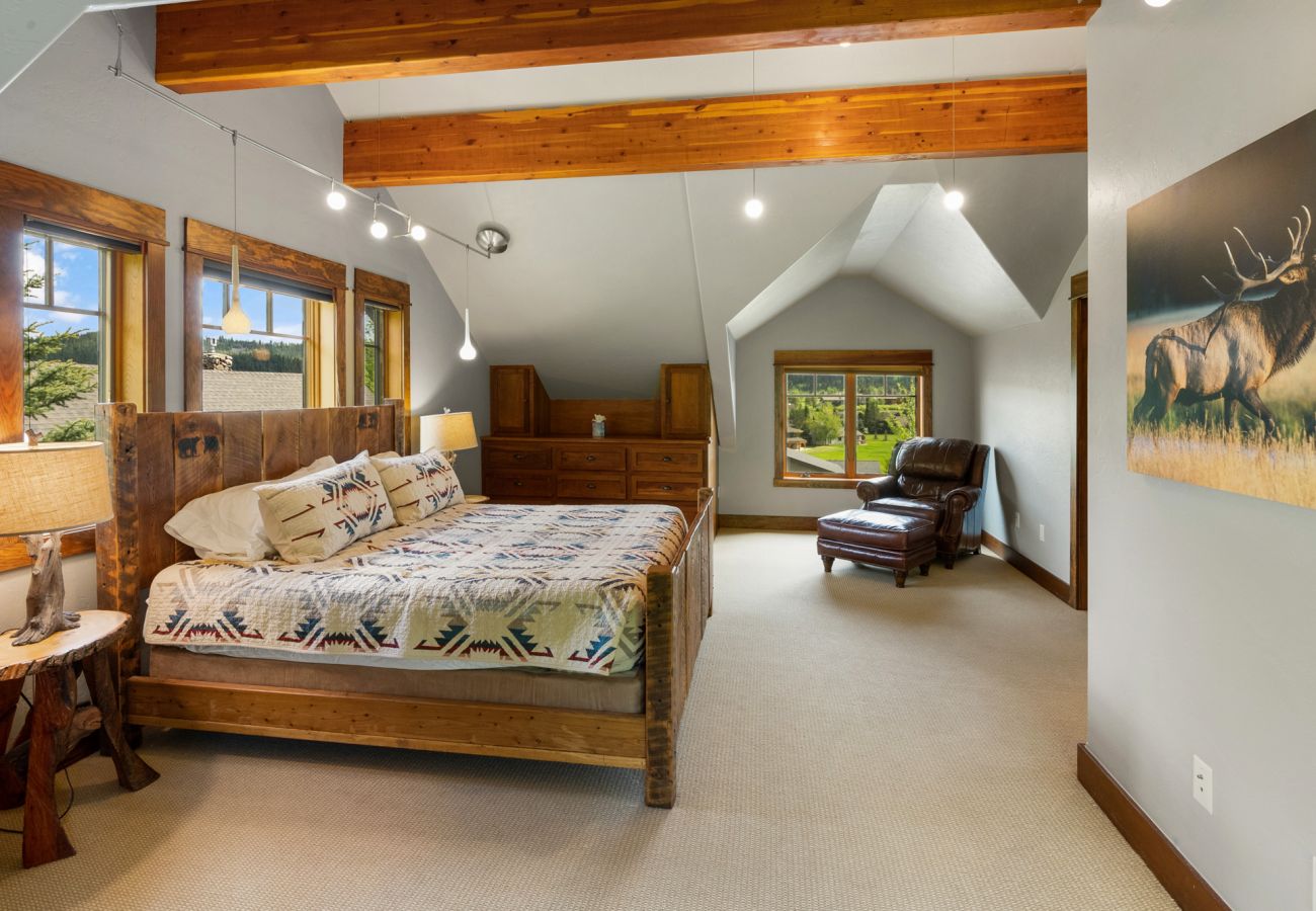 House in Big Sky - Escape to Big Sky with this Relaxing Retreat