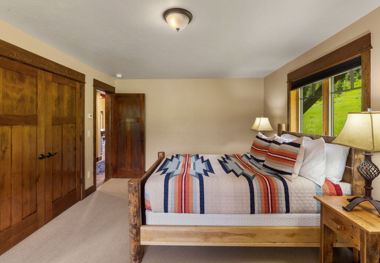 House in Big Sky - Escape to Big Sky with this Relaxing Retreat