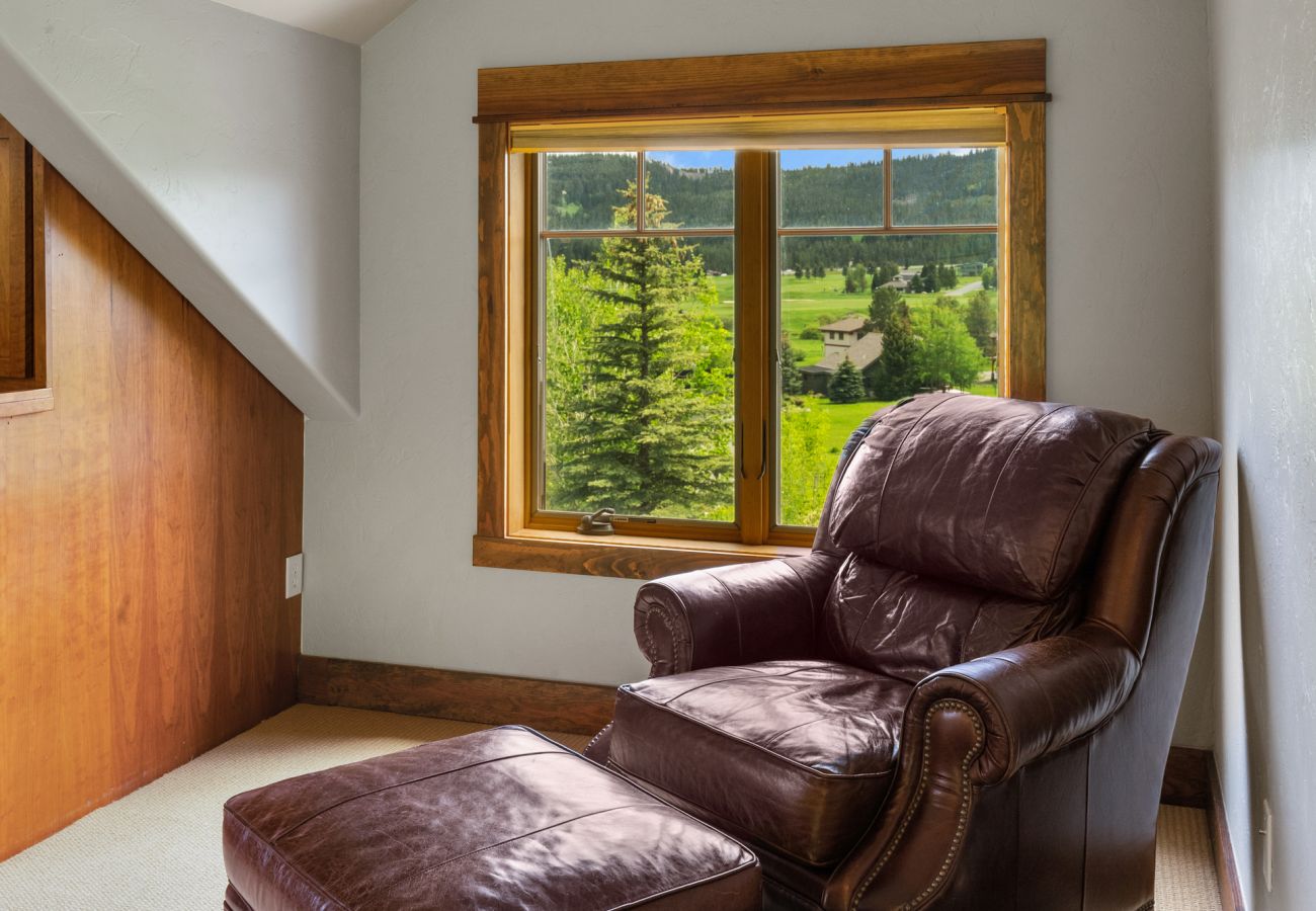 House in Big Sky - Escape to Big Sky with this Relaxing Retreat