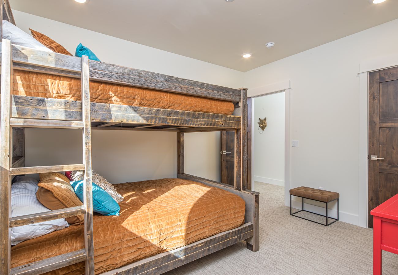 Townhouse in Big Sky - Luxury Townhome in the Heart of Big Sky