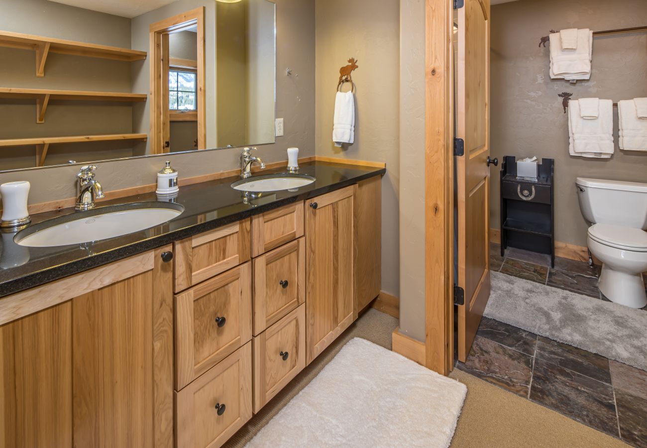 House in Big Sky - 4 Bedroom Ski-In-Ski-Out Big Sky Cabin