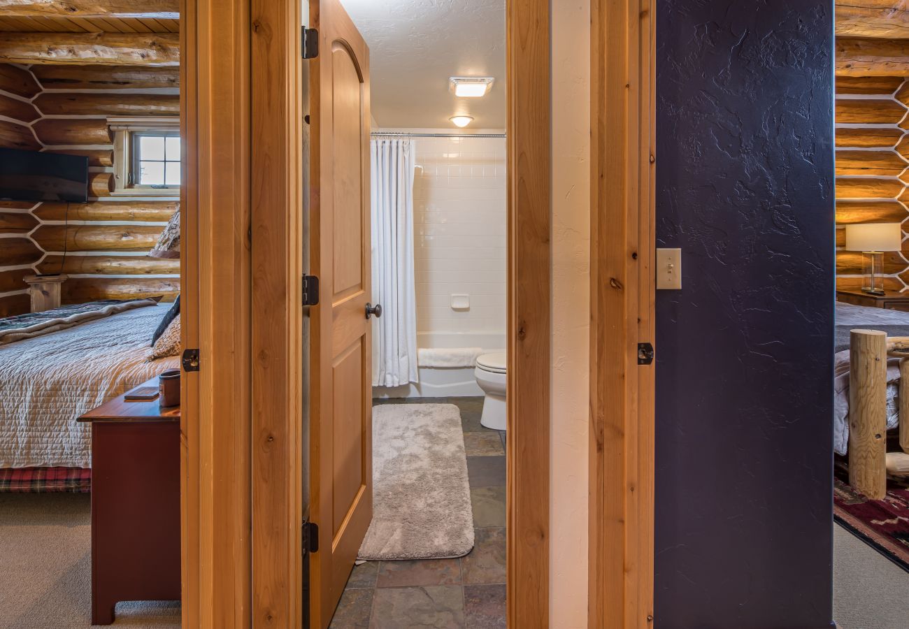 House in Big Sky - 4 Bedroom Ski-In-Ski-Out Big Sky Cabin