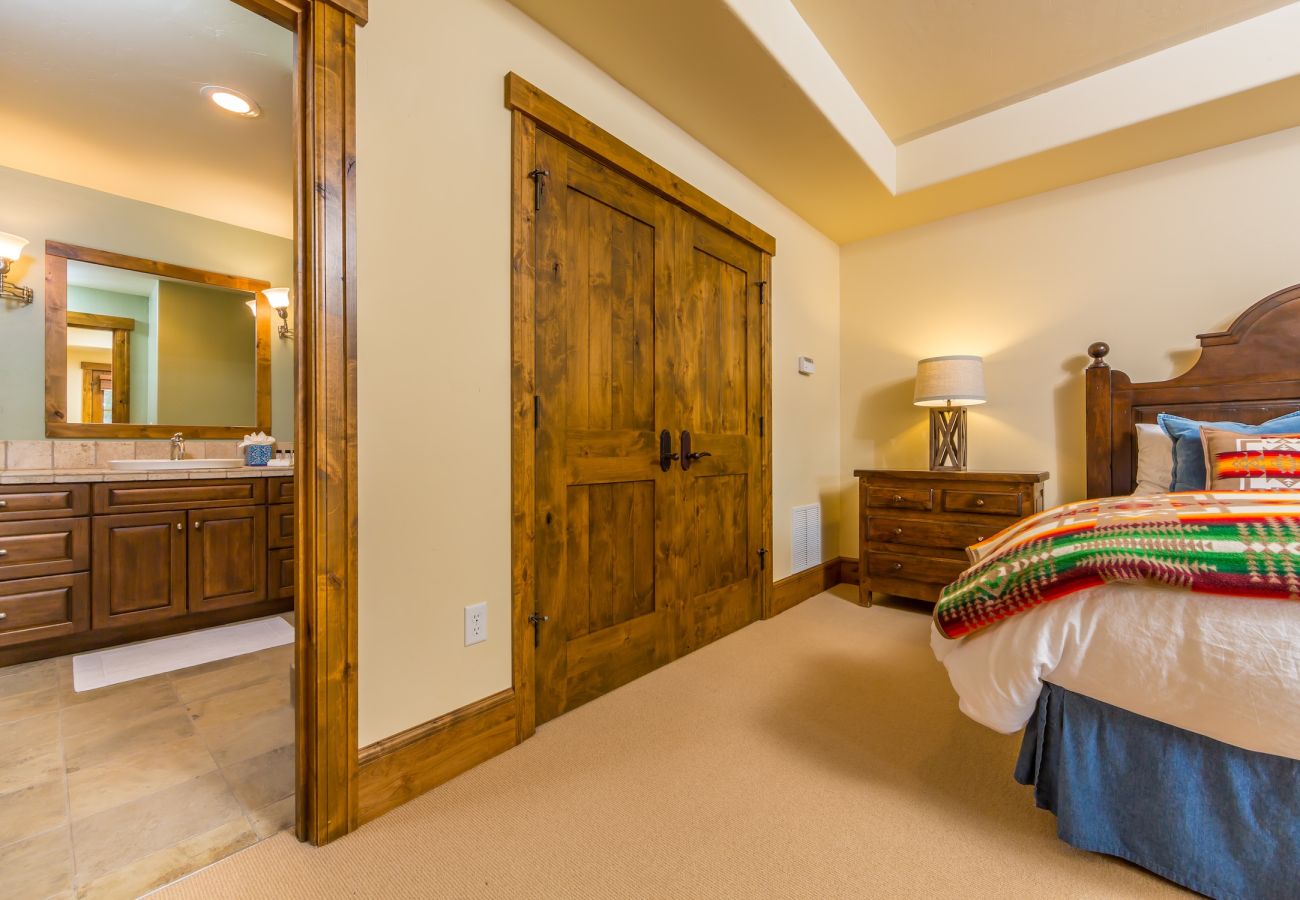 Chalet in Big Sky - New to Market! Vast Ski In/Ski Out Big Sky Chalet