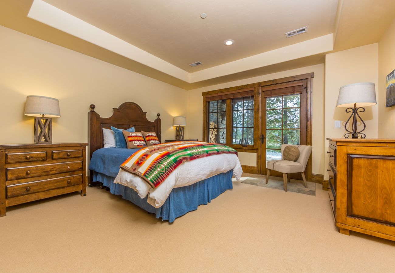 Chalet in Big Sky - New to Market! Vast Ski In/Ski Out Big Sky Chalet