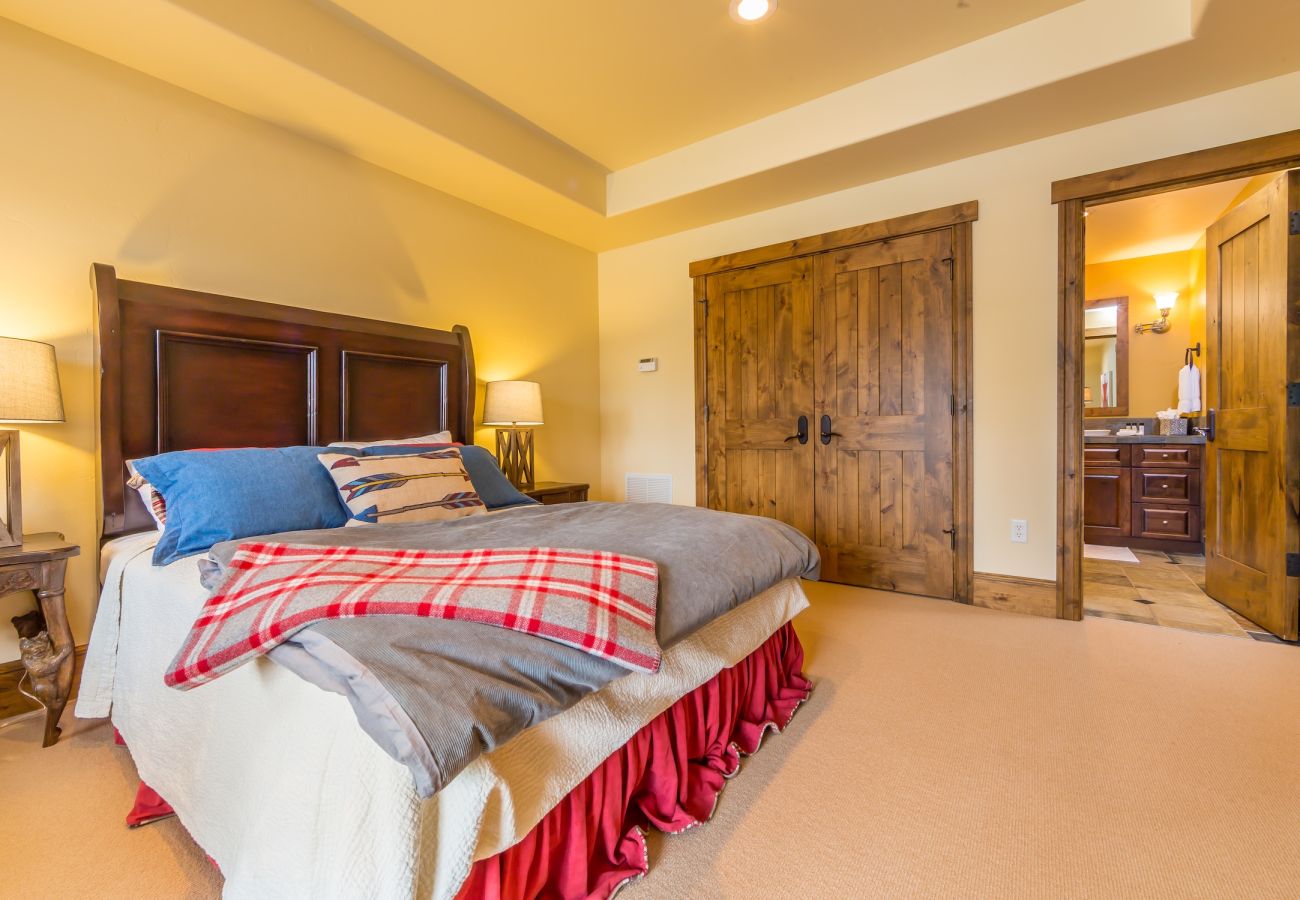 Chalet in Big Sky - New to Market! Vast Ski In/Ski Out Big Sky Chalet