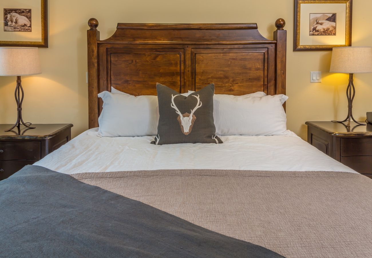 Chalet in Big Sky - New to Market! Vast Ski In/Ski Out Big Sky Chalet