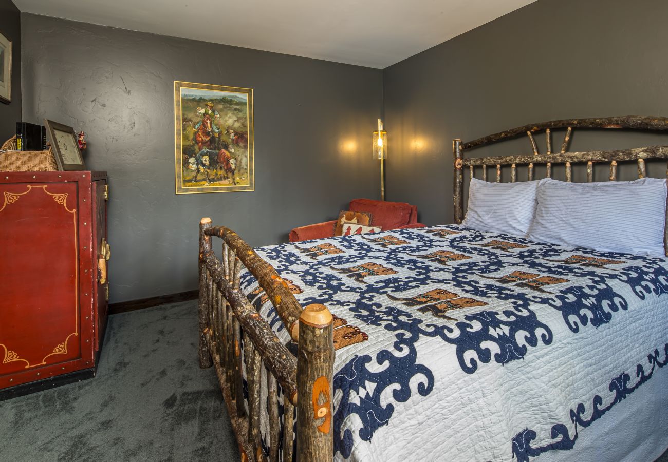 Townhouse in Big Sky - Stylish Big Sky Home