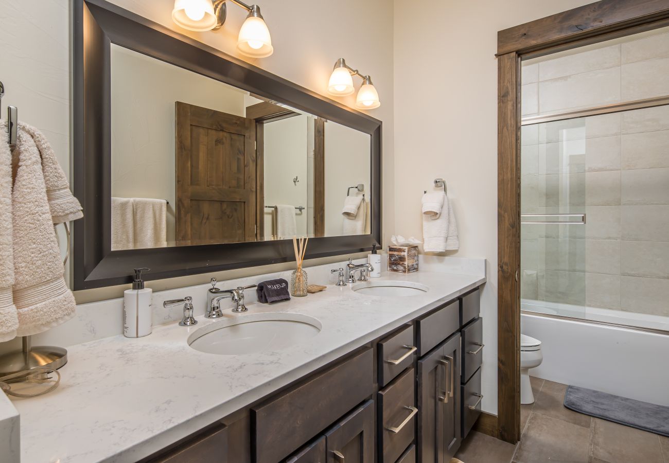 Condominium in Big Sky - New to Market! Big Sky Town Center Retreat