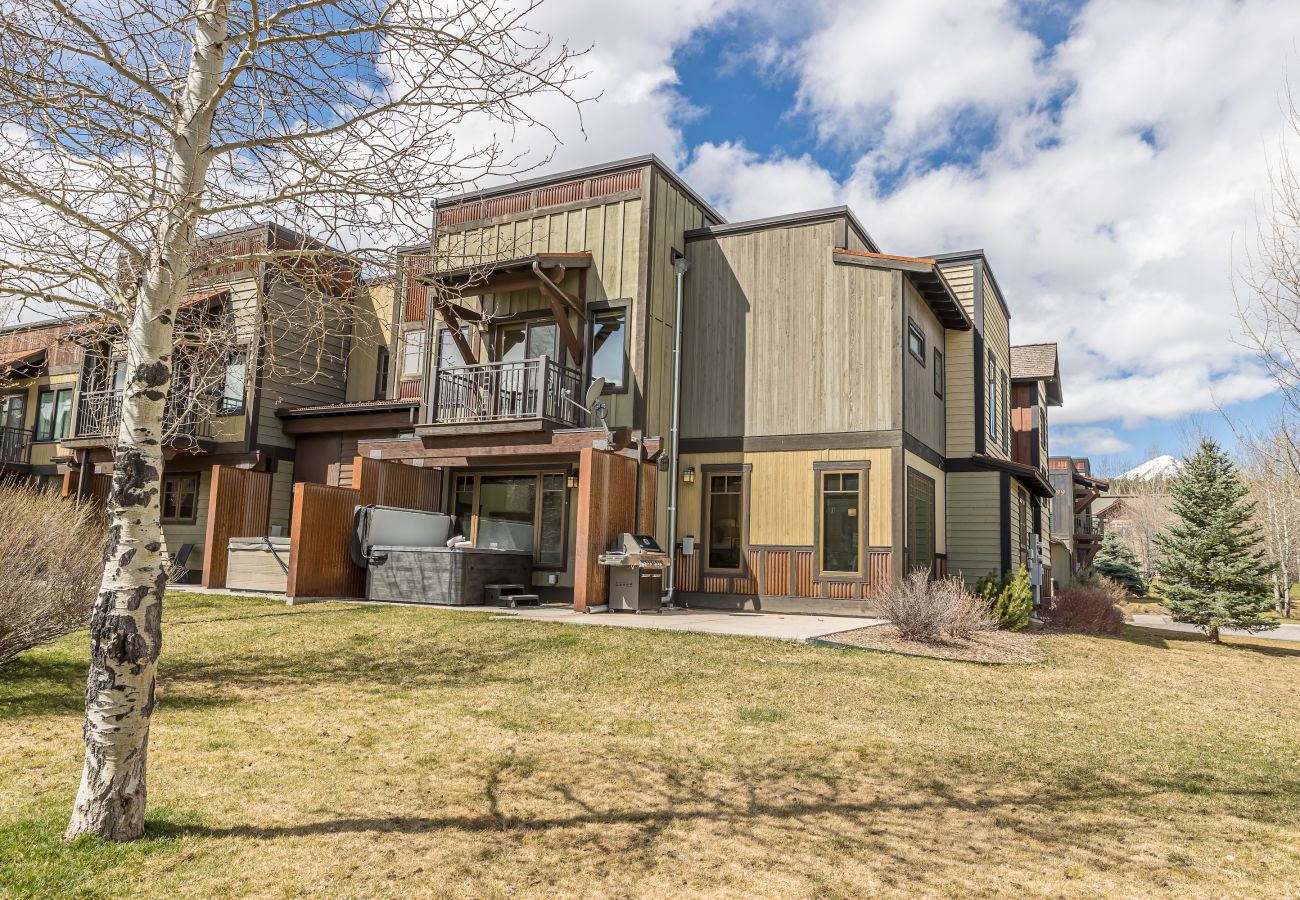 Condominium in Big Sky - New to Market! Big Sky Town Center Retreat